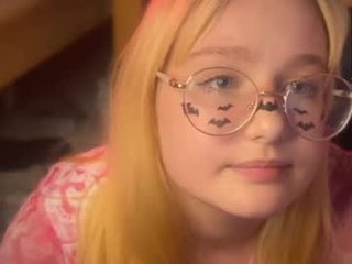 jacywinslat BBW teen cam babe is free to tease her plump pussy live on cam