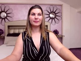 feliciakrige BBW cam girl with big tits shows off her fuck skills on camera