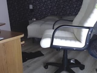 yourfreebird cam babe with small tits offer their holes for hot live sex