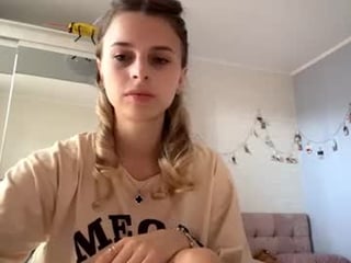 dalenederoin sex cam with a horny cute cam girl that's also incredibly naughty