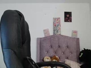 ellajonz asian cam babe with small tits offer their holes for hot live sex