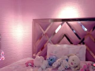 lexy_cute1 cute teen cam babe loves XXX cam action with her perfect ass