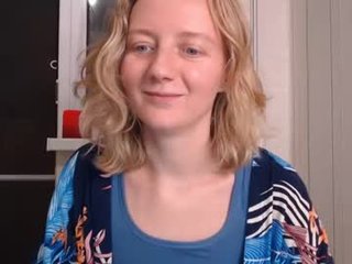 elly_helly cam milf plunges her fingers into her hairy pussy online