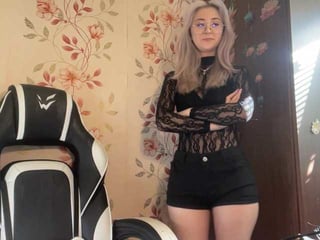 nickicreagh teen cam babe wants to be fucked online as hard as possible