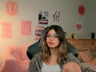 surfcheff petite asian cam girl in dirty live sex show